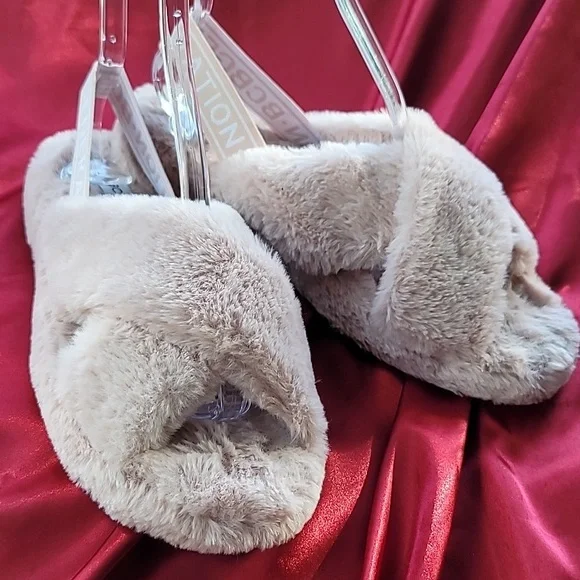 BCBGeneration Soffi Fur Slippers in BLUSH (pink). SZ 10 - Picture 2 of 4